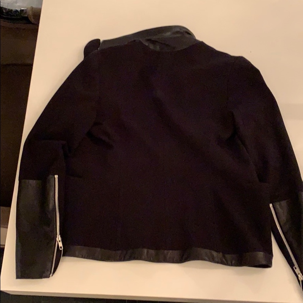 A blazer - Picture 2 of 2